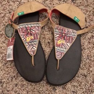 New Sanuk starburst tan sandal 7